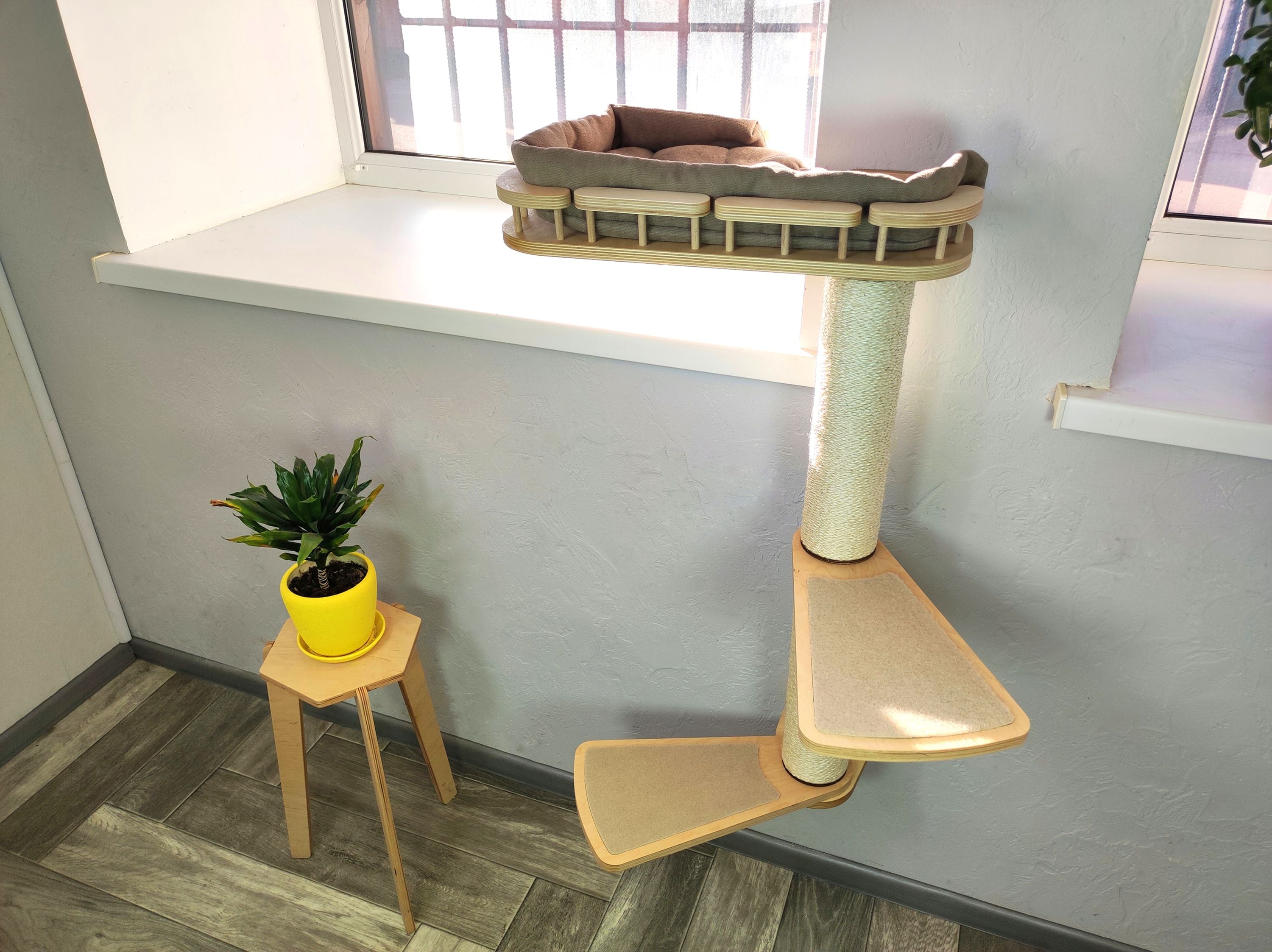 Sisal Scratcher & Cat Window Perch �?Left-Side Mount