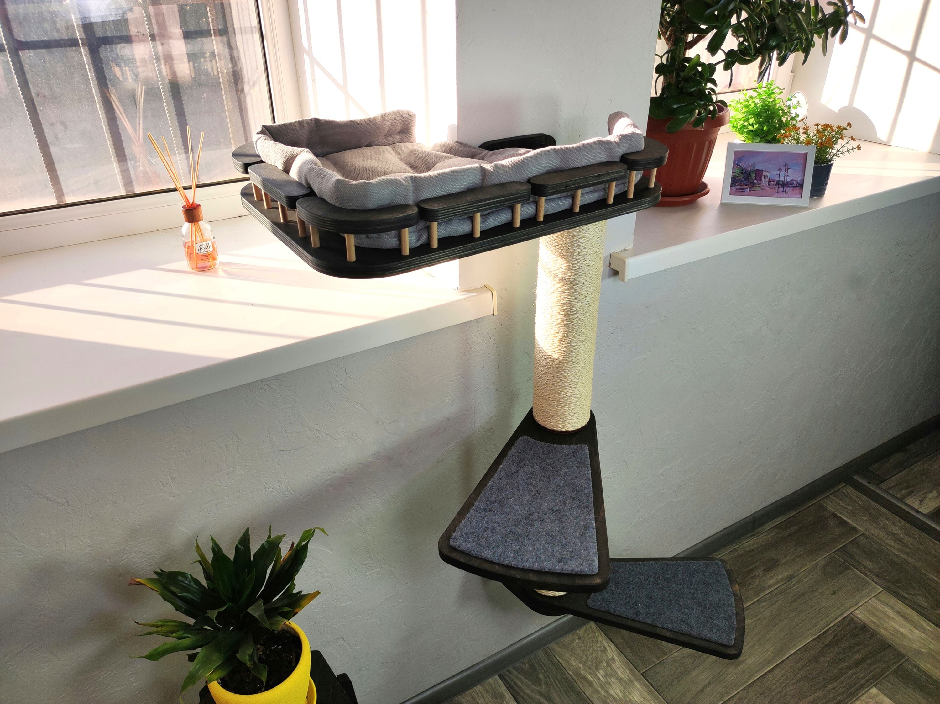 Sisal Scratcher & Cat Window Perch �?Left-Side Mount