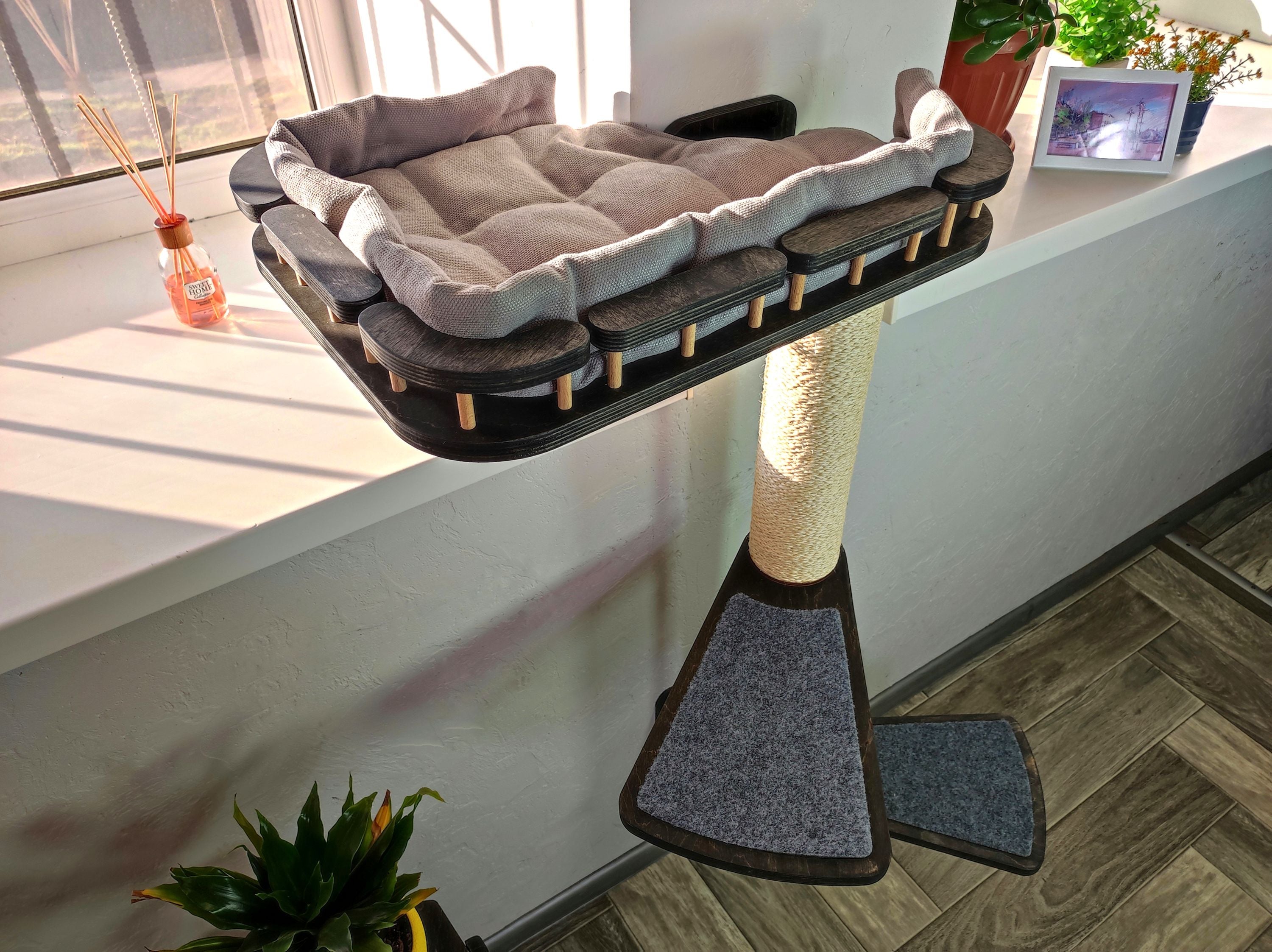 Sisal Scratcher & Cat Window Perch �?Left-Side Mount