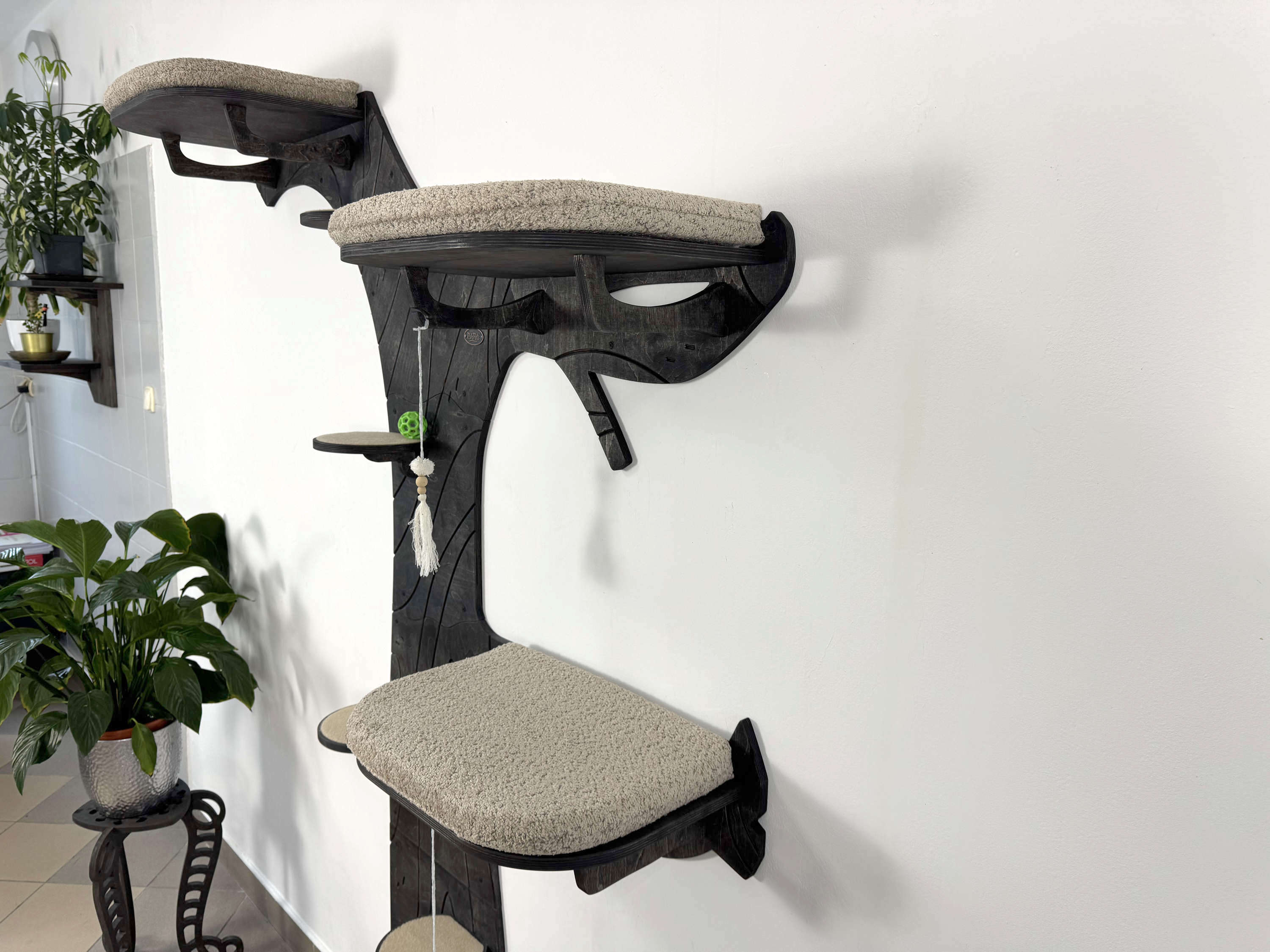 Cat Climbing Shelves: Tree with Steps and 3 Beds with Cushions