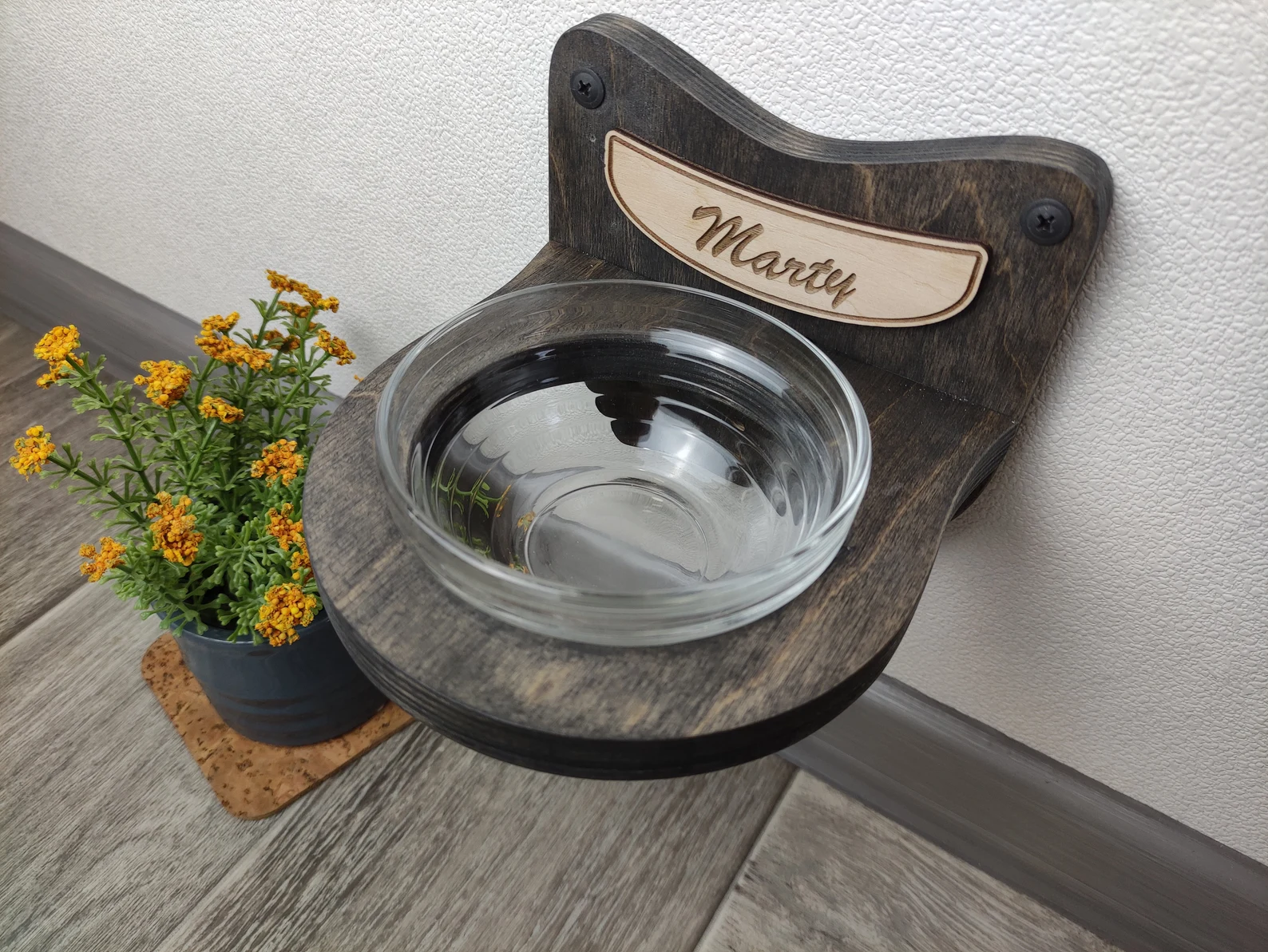 Single Bowl Wall Cat Feeder �?Space-Saving Feeding Shelf
