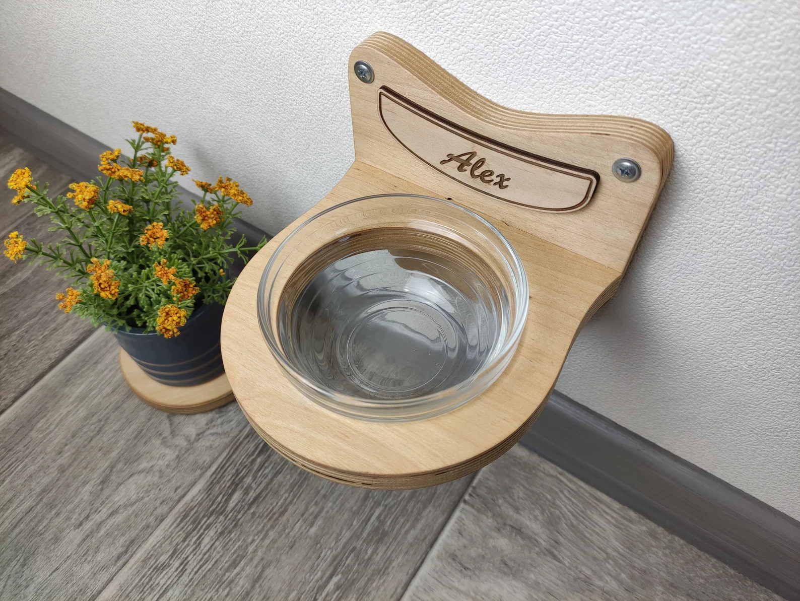 Single Bowl Wall Cat Feeder �?Space-Saving Feeding Shelf