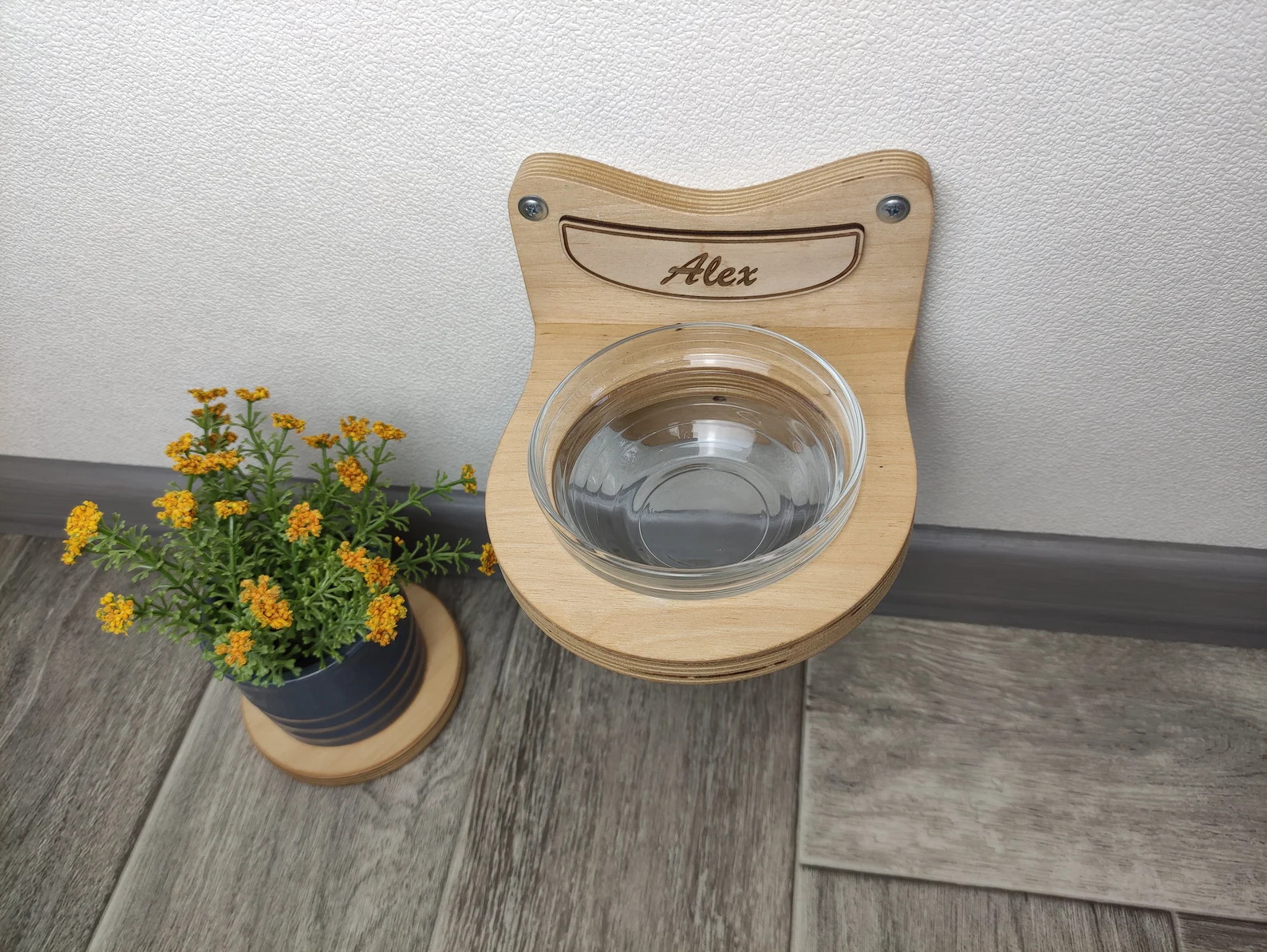 Single Bowl Wall Cat Feeder �?Space-Saving Feeding Shelf
